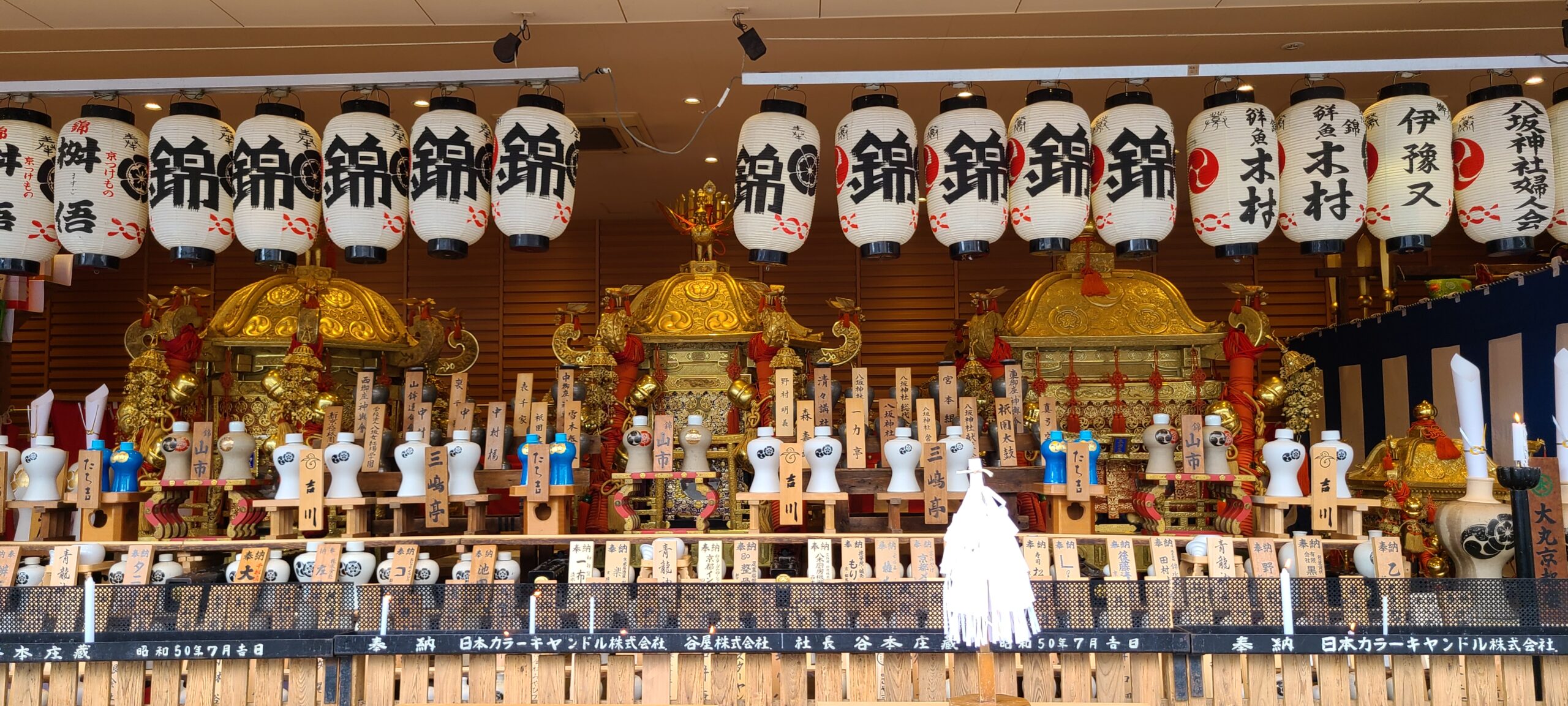 お旅所に鎮座される御神輿さん 